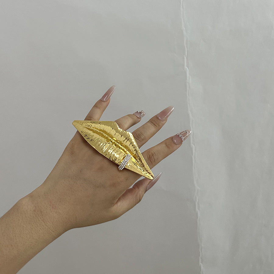 European and American Big Lips Diamond Double Finger Ring – Exaggerated Luxury Fashion Jewelry for Women