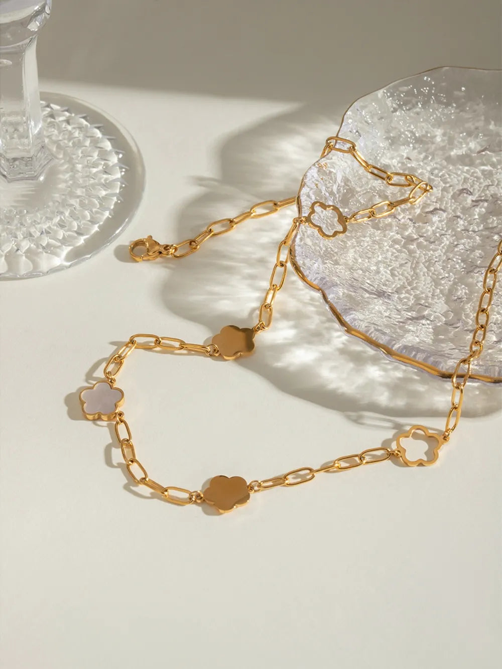 Elegant Stainless Steel White Mother-of-Pearl Necklace – Luxury Flower Pendant Mother-of-Pearl Necklace for Women